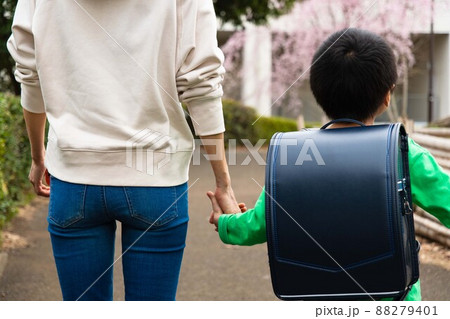 手を繋いで歩く親子 手を繋いで歩く親子 88279401