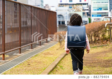 ランドセルを背負った小さな女の子 88279404