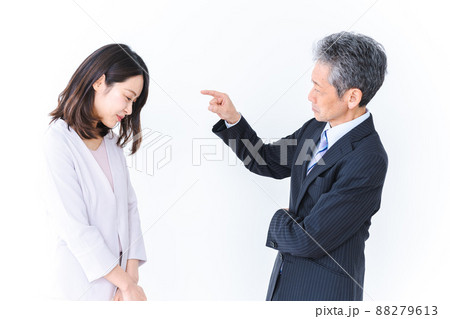 社員のミスを叱責する上司 88279613