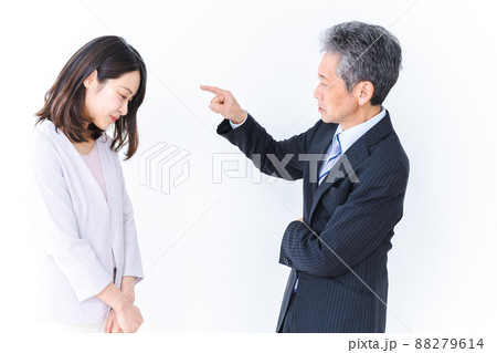 社員のミスを叱責する上司 88279614