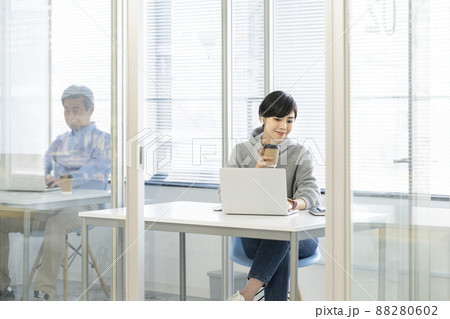 ノートパソコンで作業をする女性 シェアオフィス コワーキングスペースのブース イメージ ノートパソコンで作業をする女性 シェアオフィス コワーキングスペースのブース イメージ 88280602