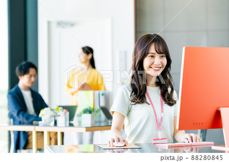 オフィスの若いエンジニア 88280845