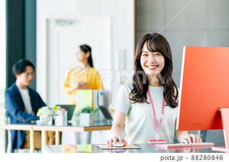 オフィスの若いエンジニア 88280846