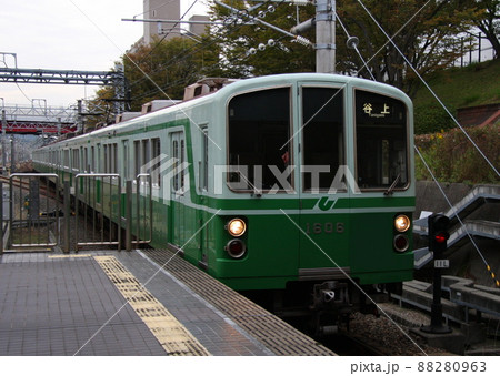 神戸市営地下鉄の1000形車両、駅へ到着 神戸市営地下鉄の1000形車両、駅へ到着 88280963