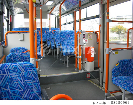 整理券式路線バスの、車内後方部分(乗客なし) 整理券式路線バスの、車内後方部分(乗客なし) 88280965