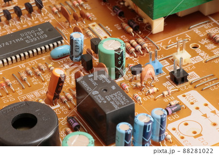 いろいろな電子部品の並ぶ電子回路基板 88281022