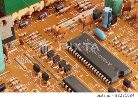 いろいろな電子部品の並ぶ電子回路基板 88281034