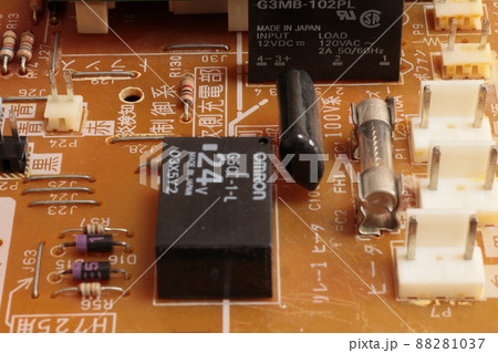 いろいろな電子部品の並ぶ電子回路基板 いろいろな電子部品の並ぶ電子回路基板 88281037