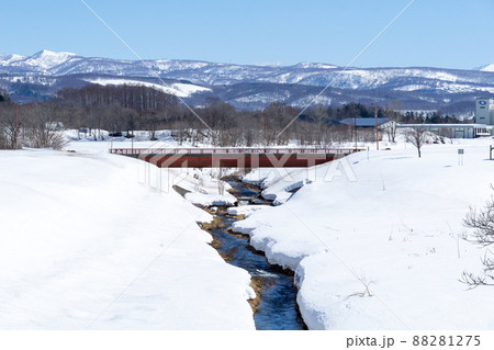 小川と橋の雪景色 88281275