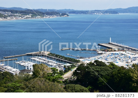 神奈川県藤沢市 江の島ヨットハーバーと湘南港灯台(白灯台)江の島展望灯台シーキャンドルからの鎌倉眺望 神奈川県藤沢市 江の島ヨットハーバーと湘南港灯台(白灯台)江の島展望灯台シーキャンドルからの鎌倉眺望 88281373