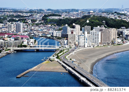 神奈川県藤沢市 江の島弁天橋と片瀬海岸東浜と片瀬の町並み 江の島展望灯台シーキャンドルからの眺望 神奈川県藤沢市 江の島弁天橋と片瀬海岸東浜と片瀬の町並み 江の島展望灯台シーキャンドルからの眺望 88281374