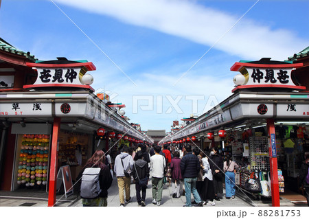 浅草寺の参道とも言える仲見世通り、老いも若きも日本人も外国人も賑やかに見る、食べるを楽しむ 浅草寺の参道とも言える仲見世通り、老いも若きも日本人も外国人も賑やかに見る、食べるを楽しむ 88281753