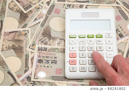 お金と電卓 88281802