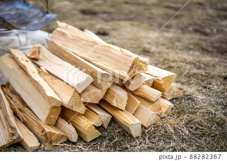 キャンプでの焚き火に使う薪 88282367