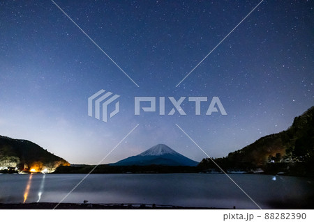 山梨県精進湖と富士山と天の川の星空 88282390
