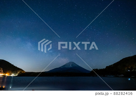 山梨県精進湖と富士山と天の川の星空 88282416