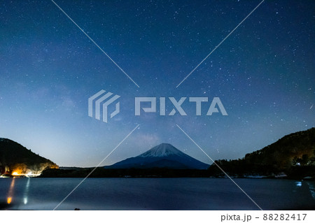 山梨県精進湖と富士山と天の川の星空 山梨県精進湖と富士山と天の川の星空 88282417