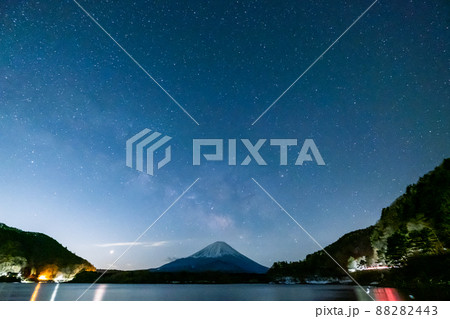 山梨県精進湖と富士山と天の川の星空 山梨県精進湖と富士山と天の川の星空 88282443