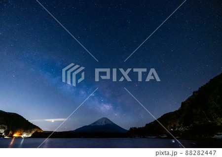 山梨県精進湖と富士山と天の川の星空 山梨県精進湖と富士山と天の川の星空 88282447