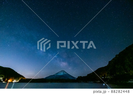 山梨県精進湖と富士山と天の川の星空 山梨県精進湖と富士山と天の川の星空 88282448