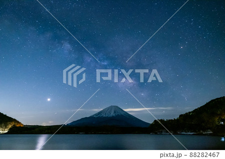 山梨県精進湖からの富士山と天の川の星空 88282467