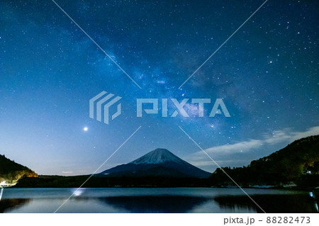 山梨県精進湖からの富士山と天の川の星空 山梨県精進湖からの富士山と天の川の星空 88282473