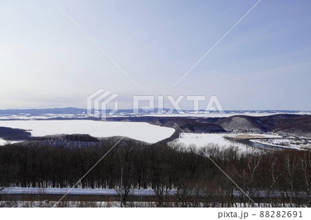 オホーツク流氷館から見る冬の能取湖と網走湖 88282691