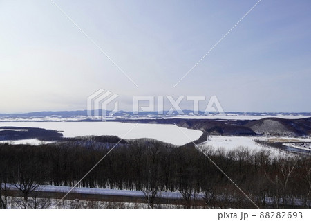 オホーツク流氷館から見る冬の能取湖と網走湖 88282693