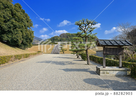 行燈山古墳 崇神天皇山邊道勾岡上陵(奈良県天理市柳本町) 行燈山古墳 崇神天皇山邊道勾岡上陵(奈良県天理市柳本町) 88282903