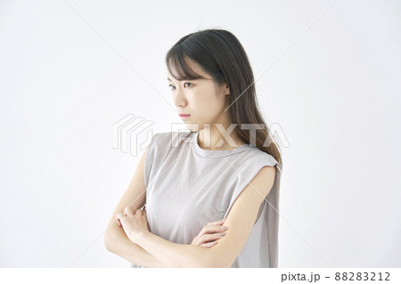 女性　怒り　白背景 88283212