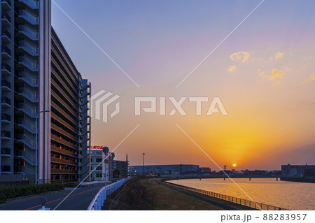 神崎川橋梁周辺の堤防から見る美しい夕焼け空【大阪　神崎川駅周辺】 88283957