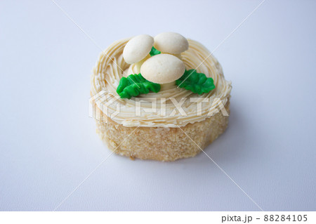 Cake in form of felled stump with mushrooms 88284105