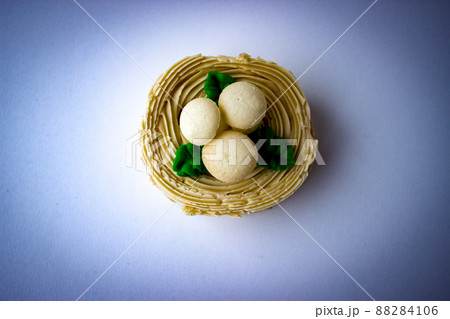 Cake in form of felled stump with mushrooms 88284106