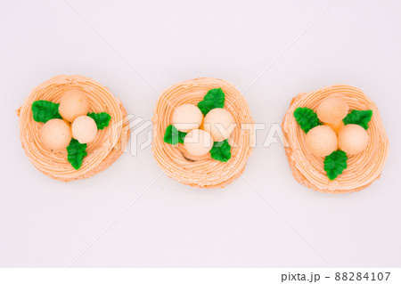 Cake in form of felled stump with mushrooms 88284107