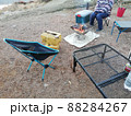 キャンプ場で焚き火をする 88284267