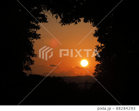 志摩船越の海岸から見る夕陽　福岡県糸島市志摩船越 88284293