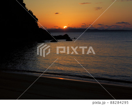 志摩船越の海岸から見る夕陽　福岡県糸島市志摩船越 88284295