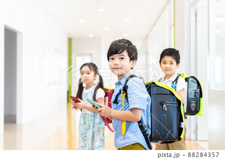 スマホを持つ小学生　撮影協力：中央工学校附属日本語学校 88284357