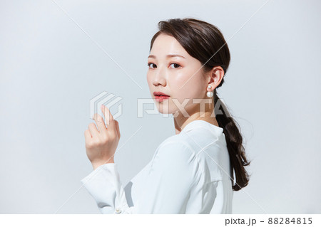 ビジネスカジュアルの若い女性 ビジネスカジュアルの若い女性 88284815
