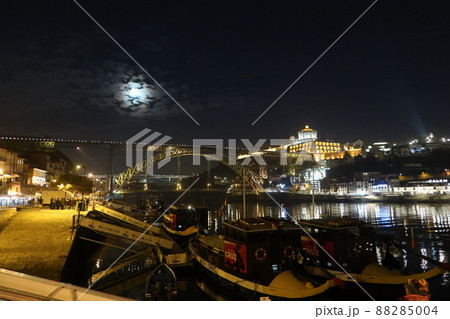 ポルトガル第2の都市ポルトのセーラ・ド・ピラール修道院とドンルイス1世橋(in Portugal) 88285004