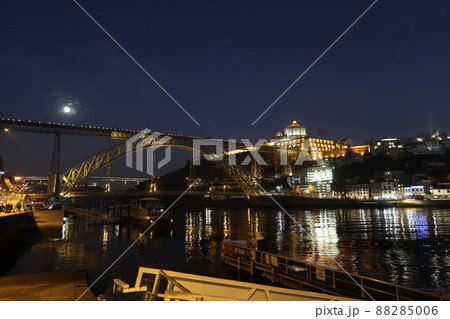 ポルトガル第2の都市ポルトのセーラ・ド・ピラール修道院とドンルイス1世橋(in Portugal) ポルトガル第2の都市ポルトのセーラ・ド・ピラール修道院とドンルイス1世橋(in Portugal) 88285006