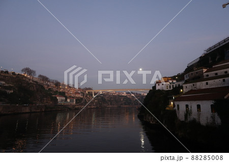 ポルトガル第2の都市ポルトのドウロ川の夜景(in Portugal) ポルトガル第2の都市ポルトのドウロ川の夜景(in Portugal) 88285008