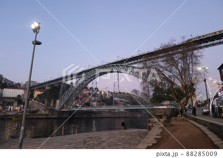 ポルトガル第2の都市ポルトのドンルイス1世橋(in Portugal) 88285009