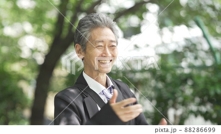 ビジネスマン　笑顔 88286699