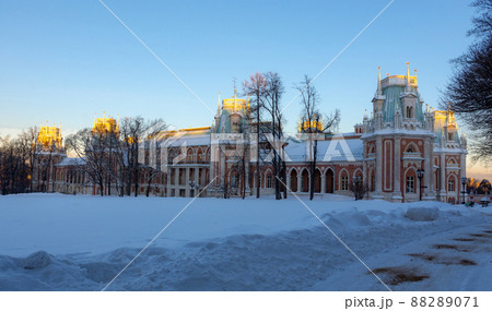 view of the main palace in the Tsaritsyno museum on a winter day 88289071
