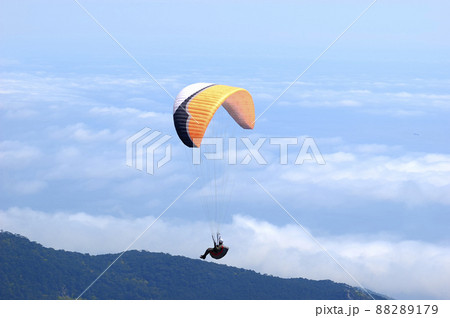 Enjoy the freedom with a paragliding flight 88289179