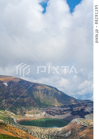 宮城県/ 夏の雲と緑鮮やかな 蔵王 御釜（お釜） 88291195