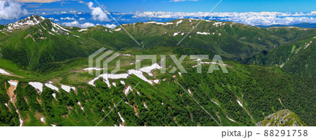 北アルプス水晶岳（黒岳）山頂からの山々　黒部五郎岳と雲ノ平全景　霊峰白山遠景 88291758