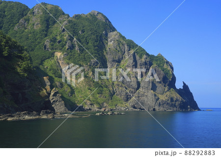 北海道岩内町に在る盛夏の弁慶の刀掛け岩 88292883