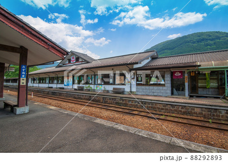 わたらせ渓谷鉄道　水沼駅　ホーム　駅舎　初夏の風景　　　 88292893